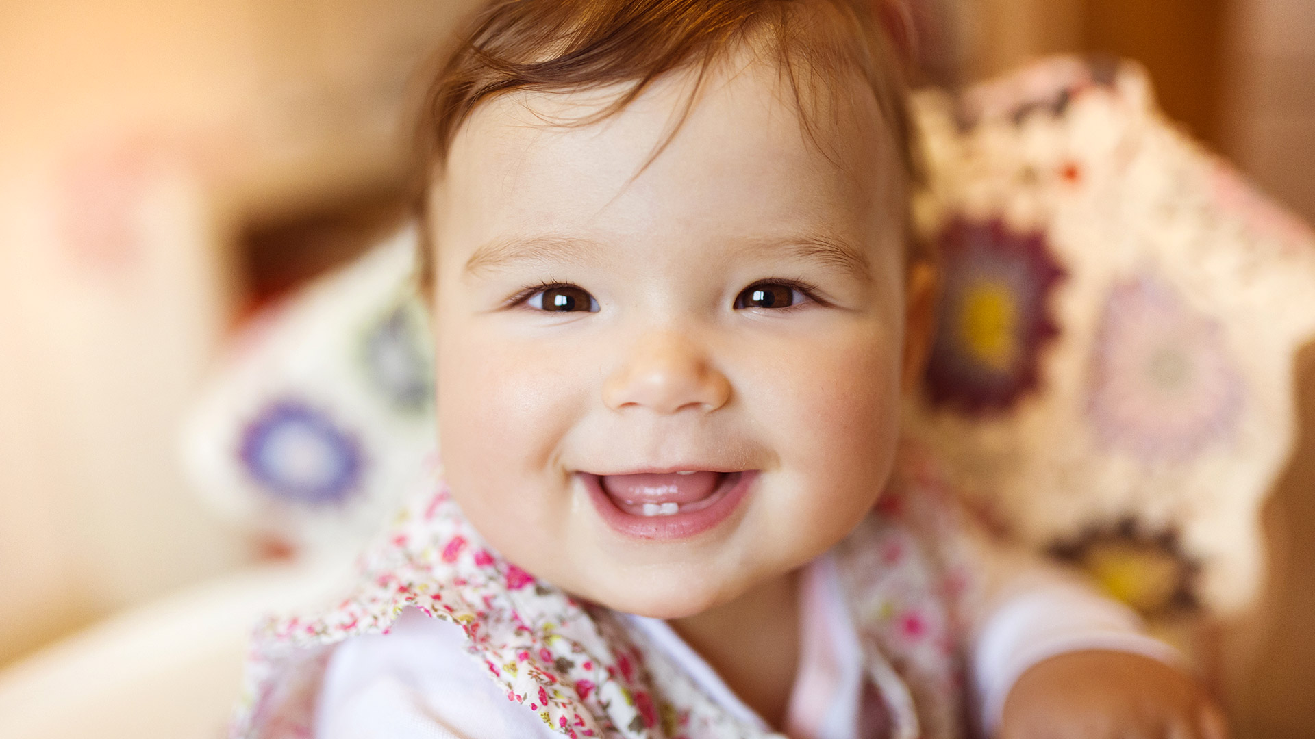 Les Premieres Poussées Dentaires De Bebe Creche Et Trouve